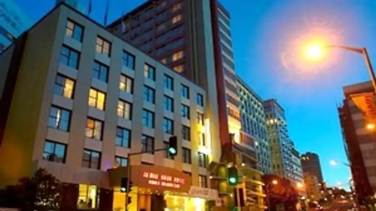 Hotel Grand Chancellor, Exterior