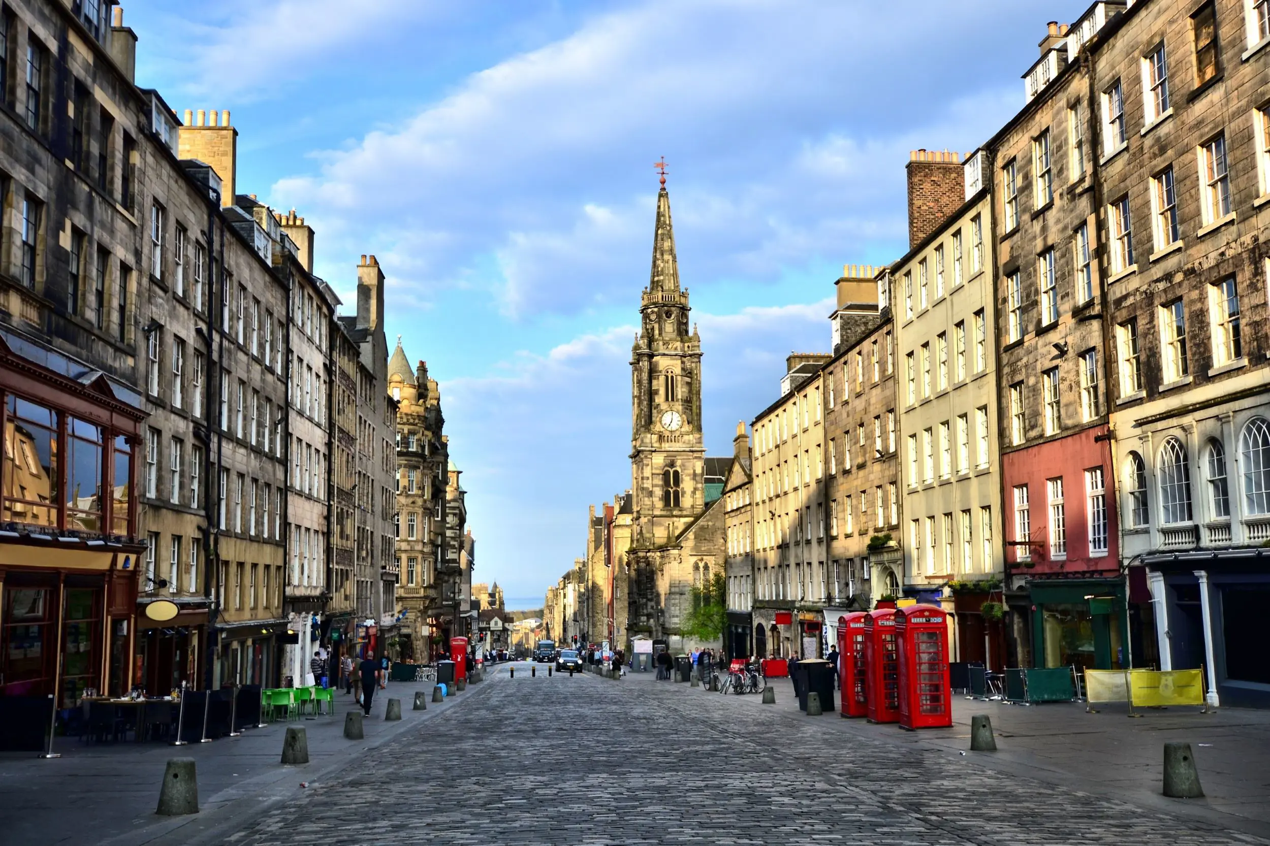 The Royal Mile street with the Tron Kirk church on the right