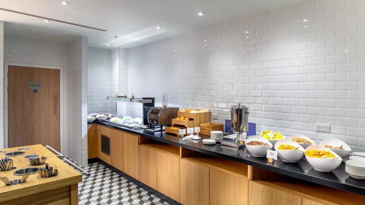 Holiday Inn Express Hounslow 5761750020 4X3 (1)