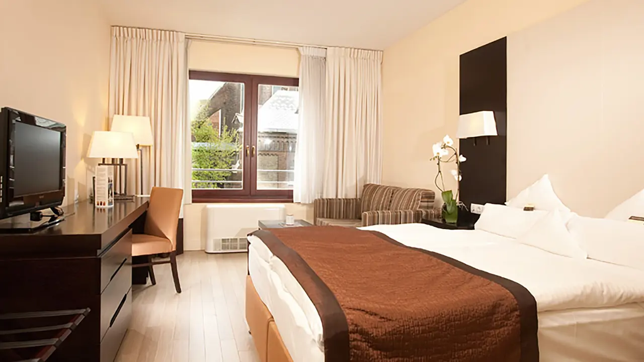 Lions Garden Bedroom