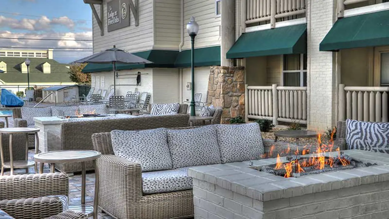 The Ultimate Elvis Presley And Dolly Parton Experience Touring Hotels Image 0