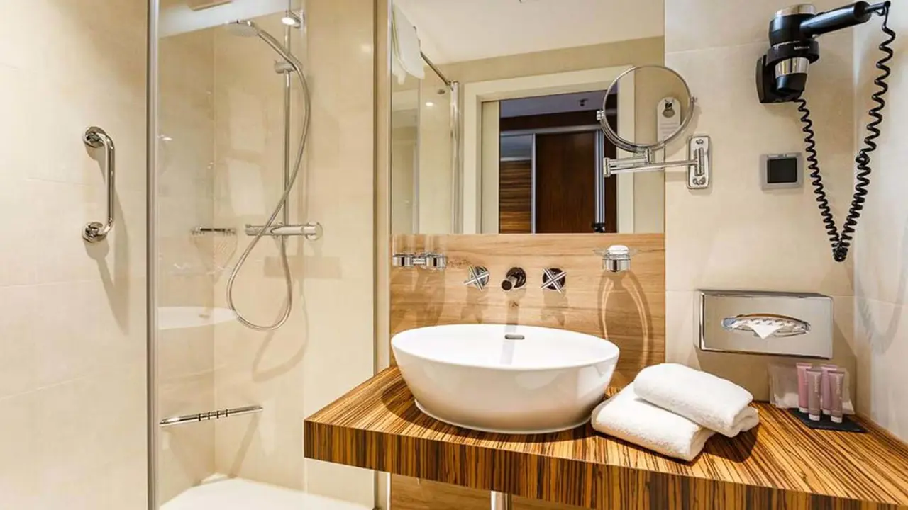 Avalon Hotel Bathroom