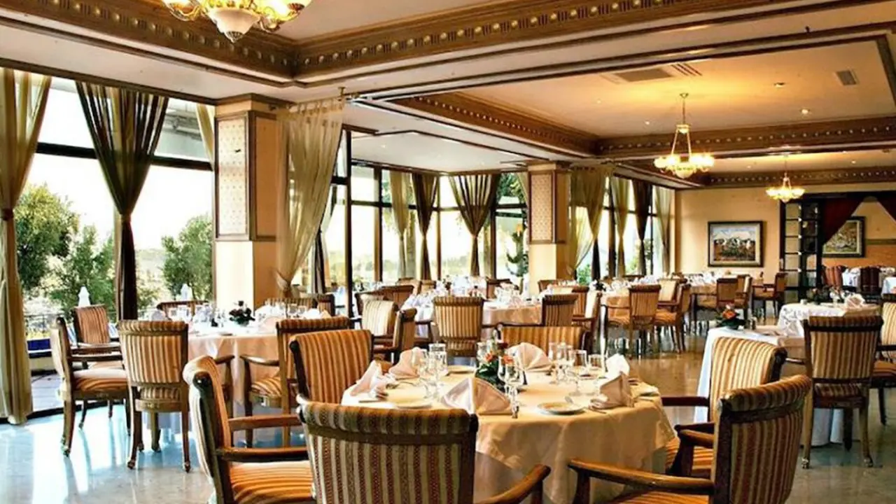 Hotel Les Meridiens, Dining