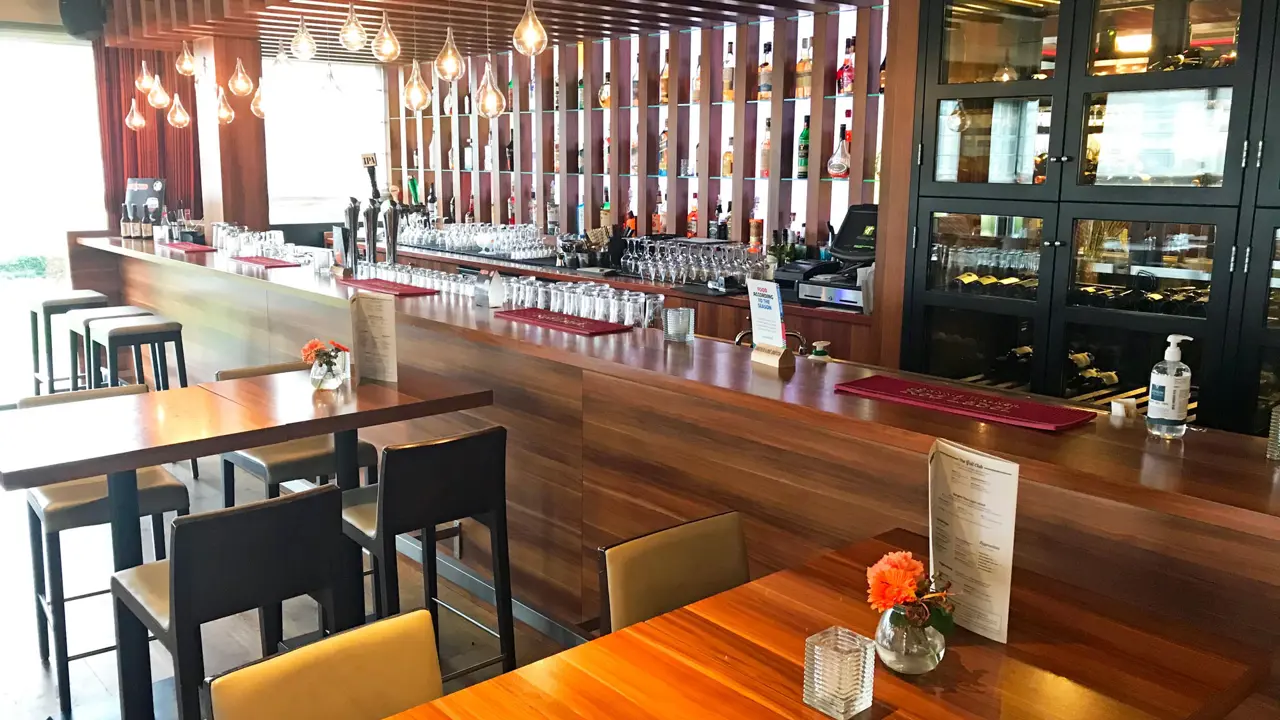 Holiday Inn Eindhoven Bar Edit