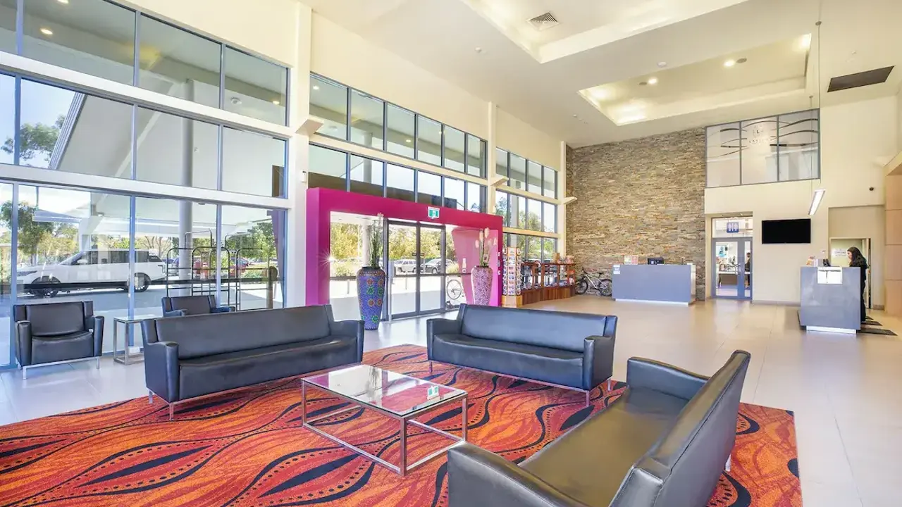 Crowne Plaza Alice Springs Lobby