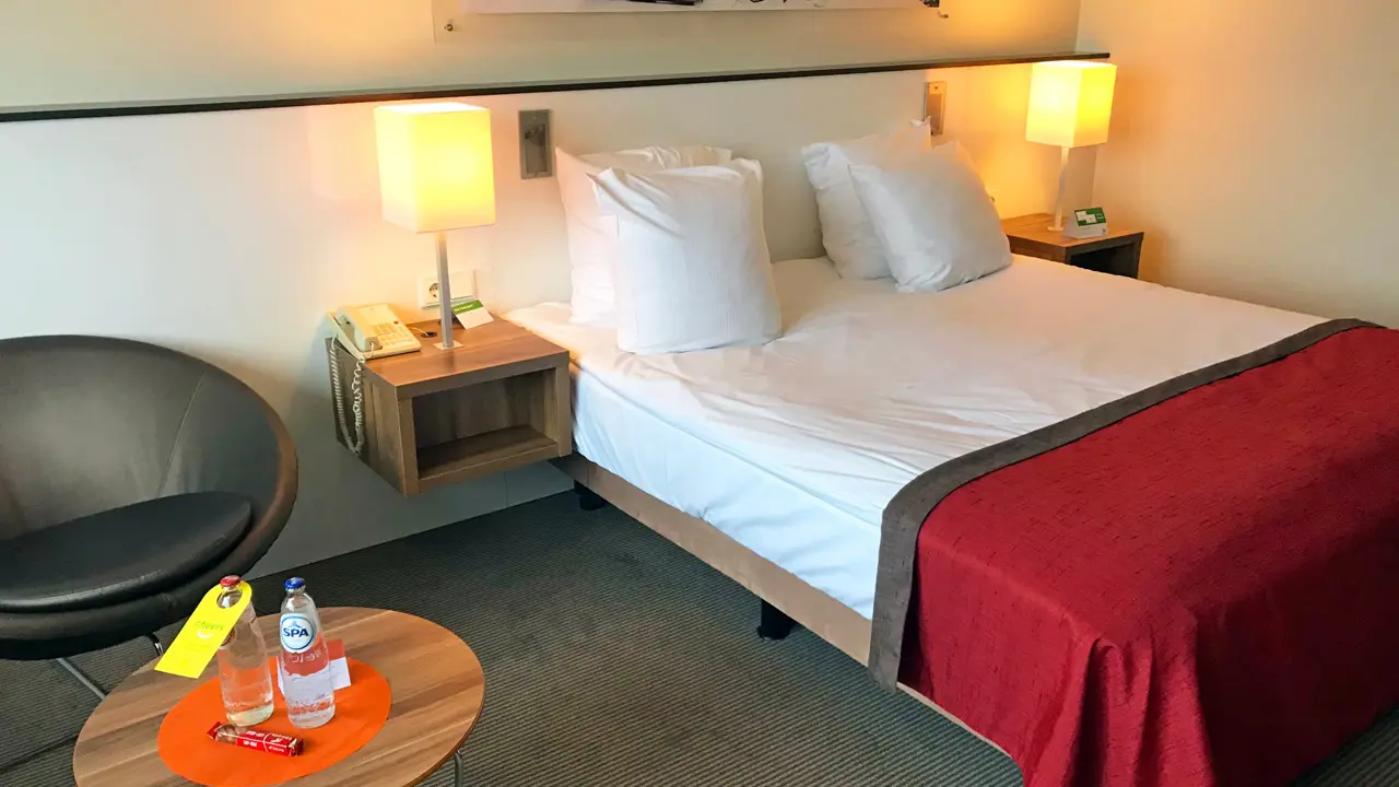 Holdiay Inn Eindhoven Bedroom Edit