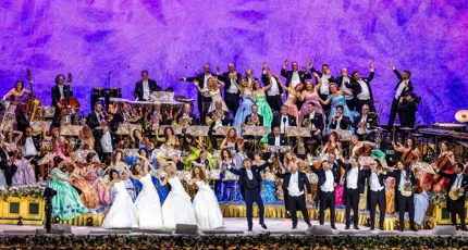 André Rieu performing in Maastricht alongside a stage of musicians and performers