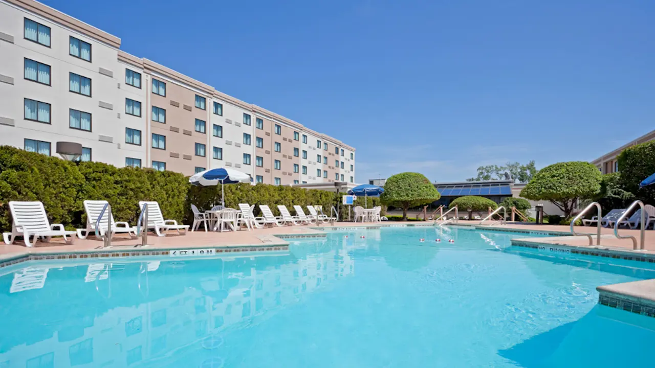 Holiday Inn, Hasbrouck Heights Pool