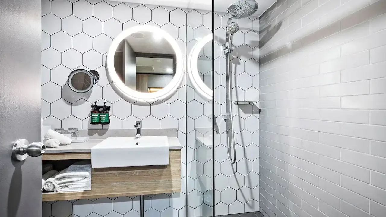 Crowne Plaza Alice Springs Bathroom