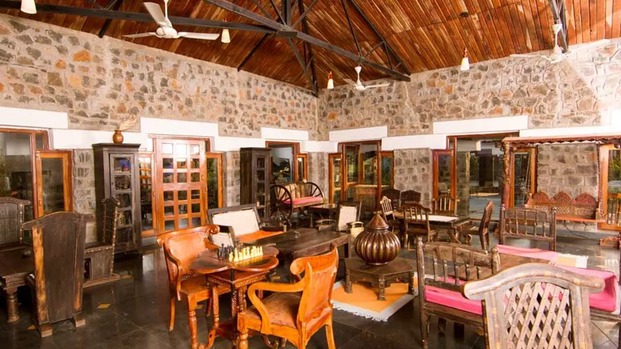 Bandhav Vilas, Bandhavgarh, lounge