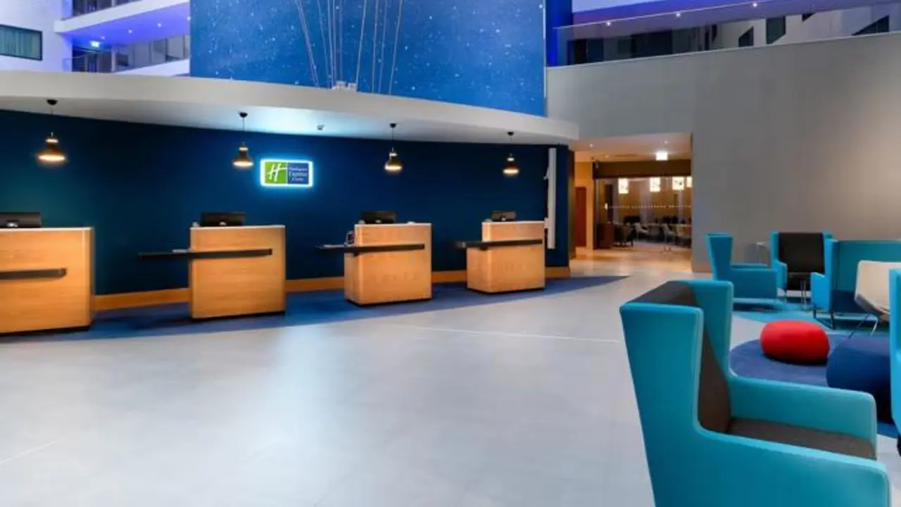 Holiday Inn Express Hounslow 5761750350 4X3 (1)