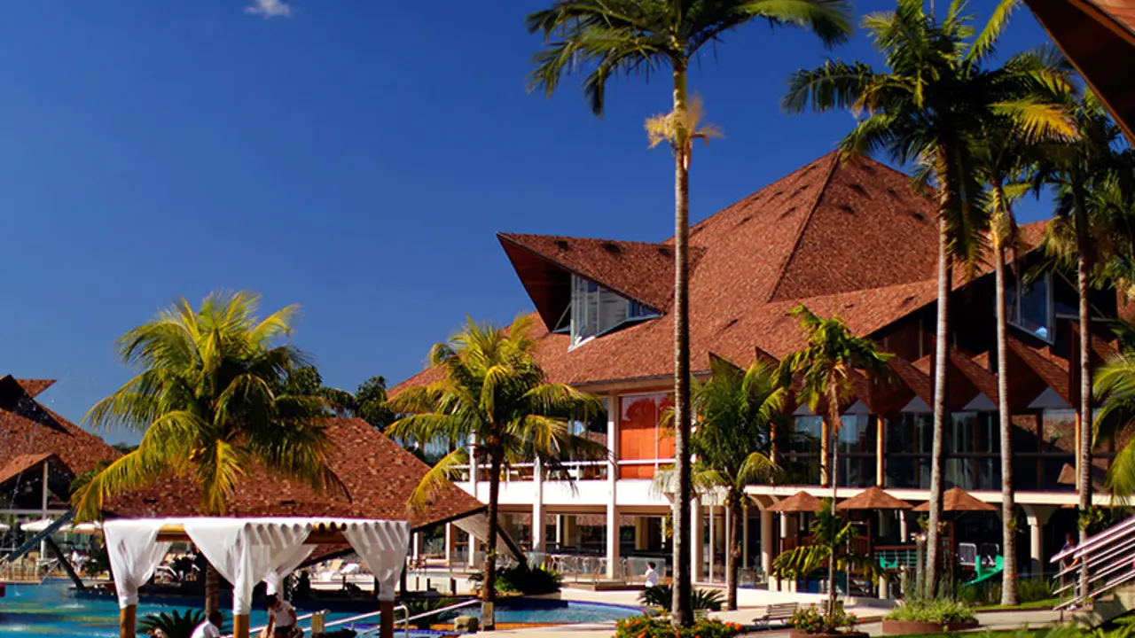 The palm tree lined exterior of Recanto Cataratas resort, Iguazú Falls