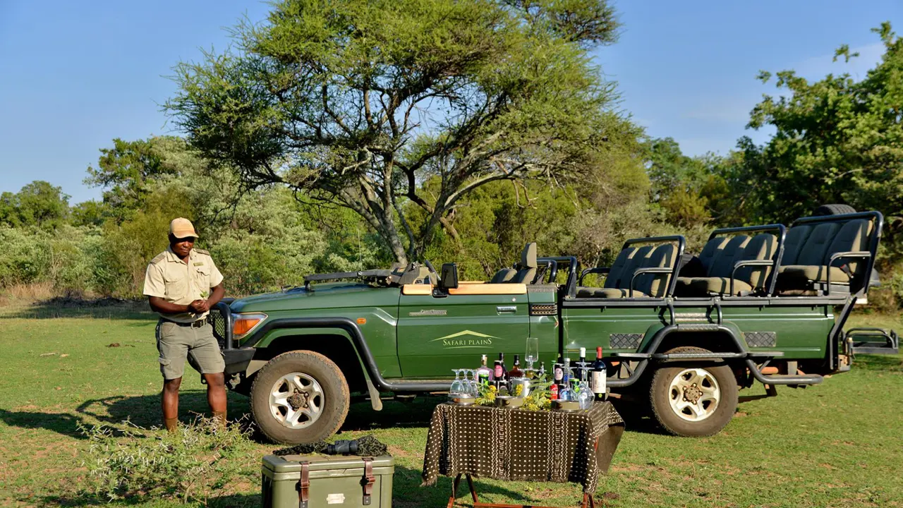 Safari Plains sundowners stop with drinks