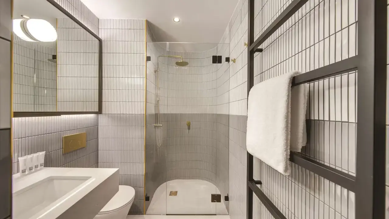 Vibe Hotel Sydney Darling Harbour Bathroom