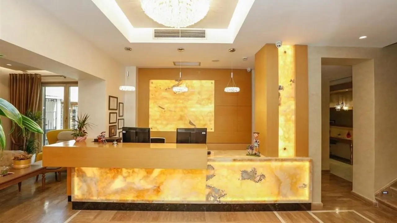 Oxford Hotel, Tirana, reception