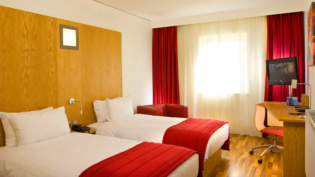 Twin Room Ramada Encore