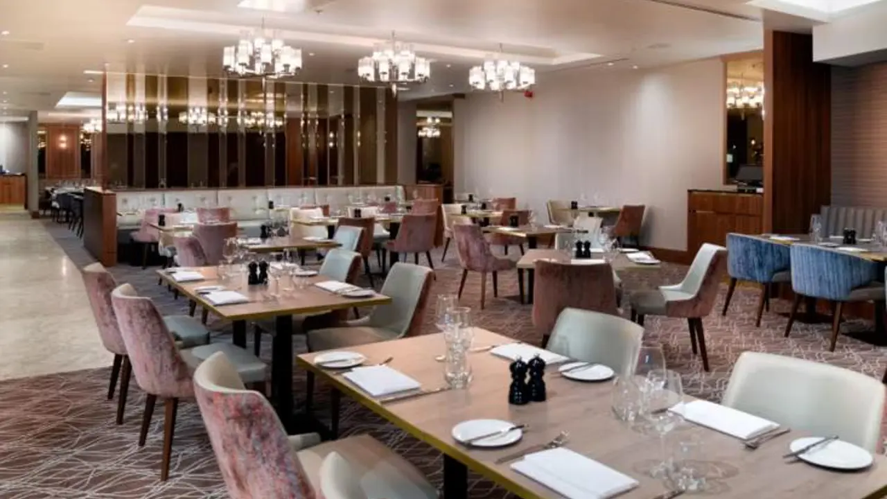 Holiday Inn Express Hounslow 5724438290 4X3 (1)