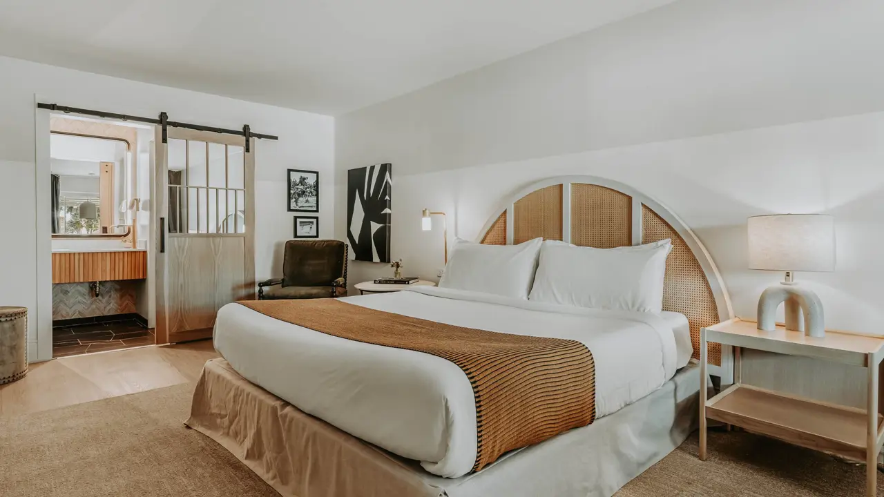 Cosy double room at Gulf Hills Resort in Ocean Springs with one queen bed, soft lighting and neutral décor
